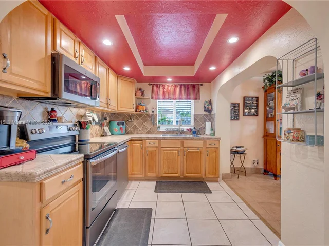 101 NE 51st St, Oakland Park FL 33334