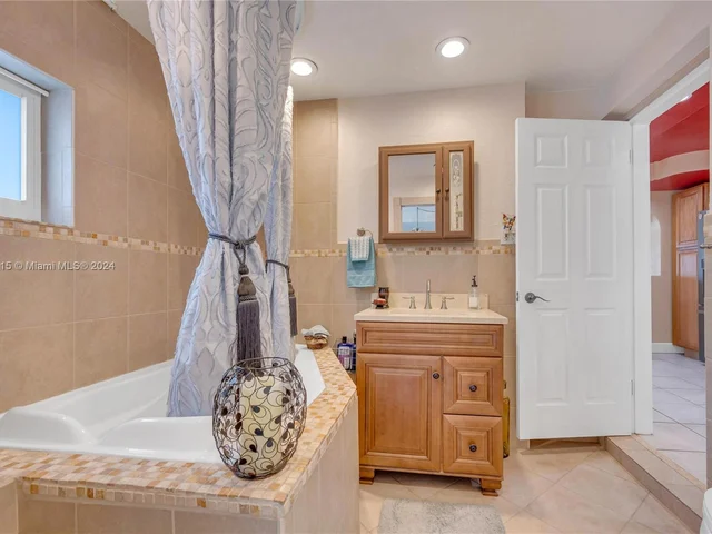 101 NE 51st St, Oakland Park FL 33334