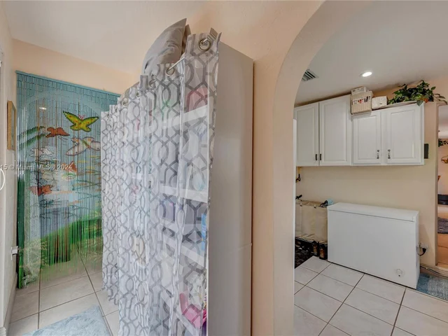 101 NE 51st St, Oakland Park FL 33334