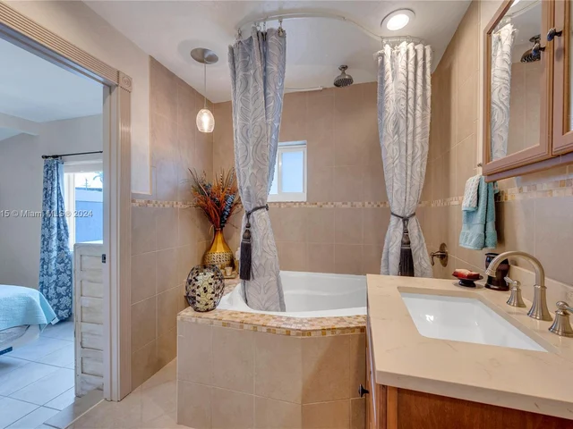 101 NE 51st St, Oakland Park FL 33334