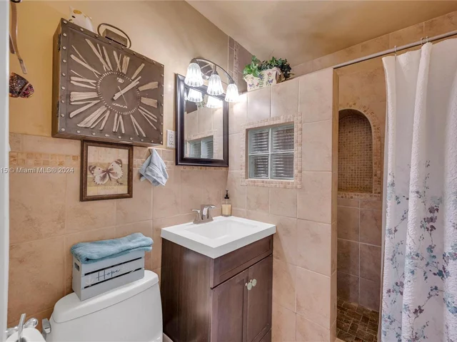 101 NE 51st St, Oakland Park FL 33334