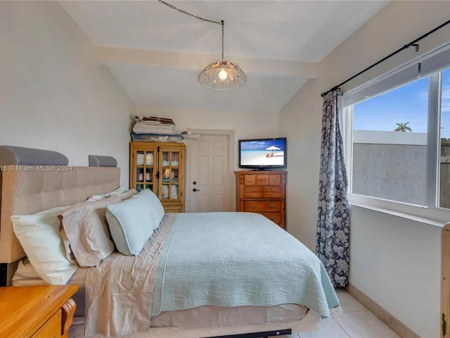 101 NE 51st St, Oakland Park FL 33334