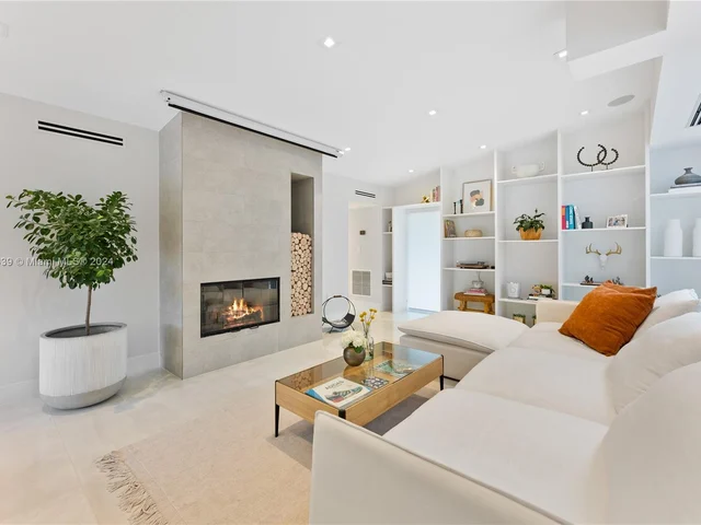 7701 SW 50th Ct, Miami FL 33143