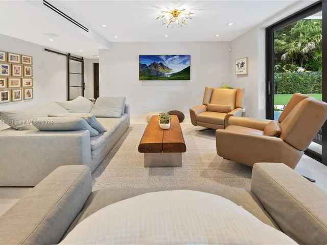 7701 SW 50th Ct, Miami FL 33143