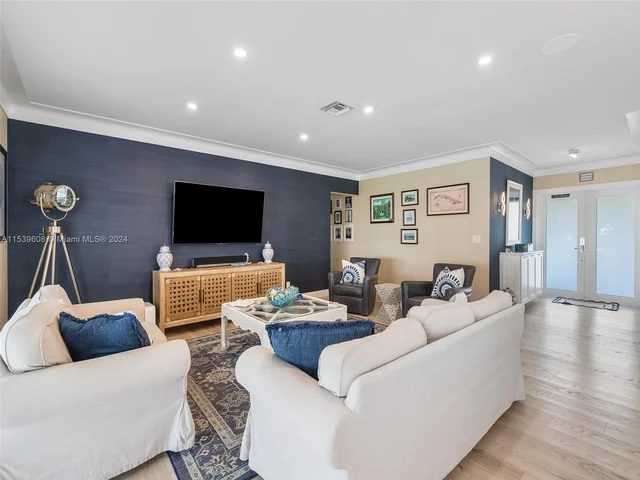 436 Tamarind Dr, Hallandale Beach FL 33009