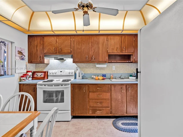 400 Golden Isles Dr # 47, Hallandale Beach FL 33009