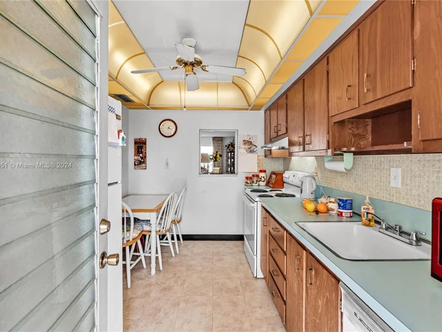 400 Golden Isles Dr # 47, Hallandale Beach FL 33009