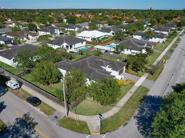 9381 SW 174th St, Palmetto Bay FL 33157