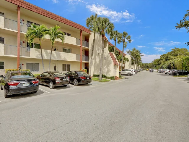 211 S Hollybrook Dr # 207, Pembroke Pines FL 33025