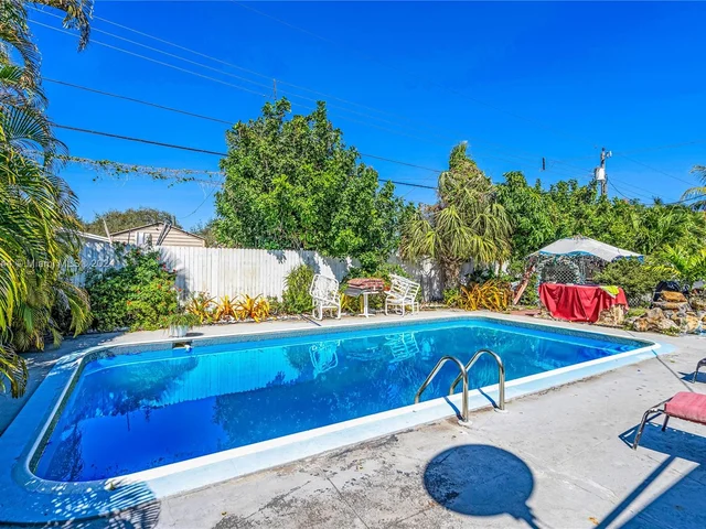 6561 Lincoln St, Hollywood FL 33024