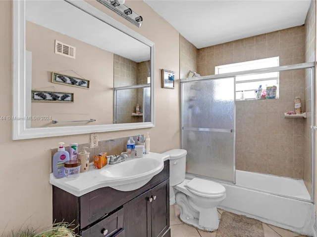 6561 Lincoln St, Hollywood FL 33024