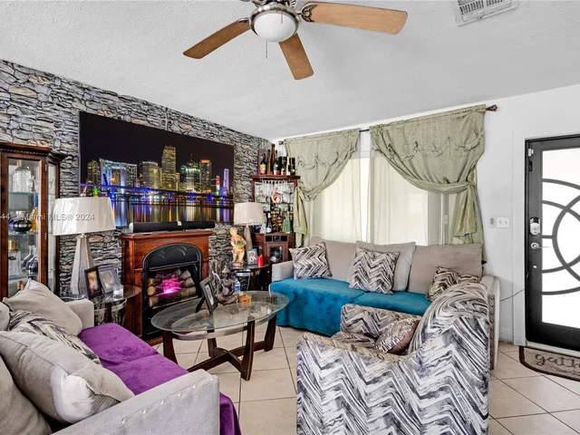 6561 Lincoln St, Hollywood FL 33024