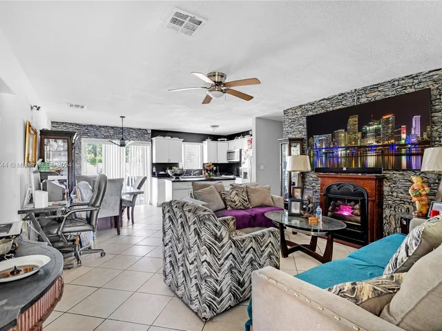 6561 Lincoln St, Hollywood FL 33024