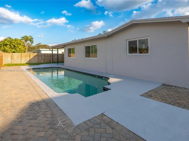 12001 NW 15th Ct, Pembroke Pines FL 33026