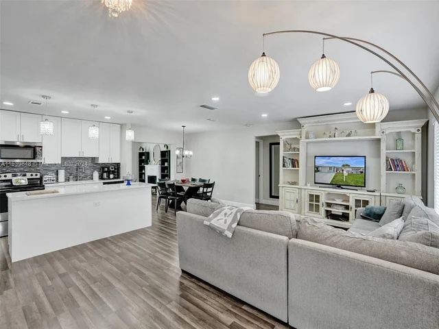 1020 NW 73rd Ter, Margate FL 33063