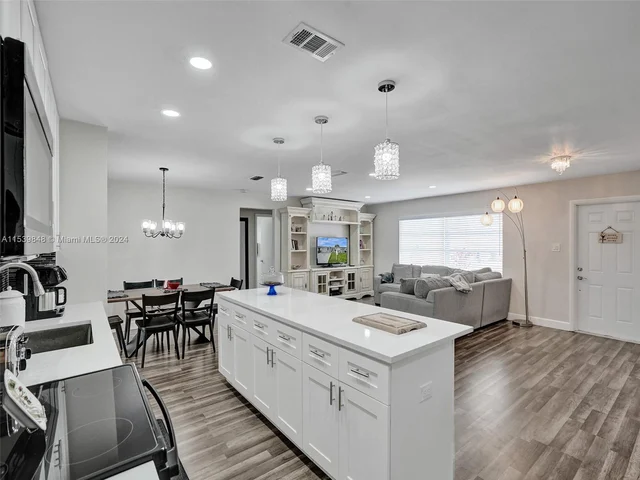 1020 NW 73rd Ter, Margate FL 33063