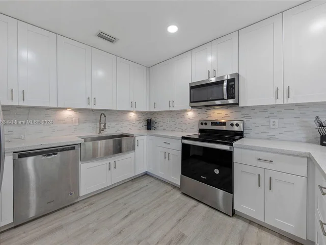 6870 NW 38th Dr, Lauderhill FL 33319