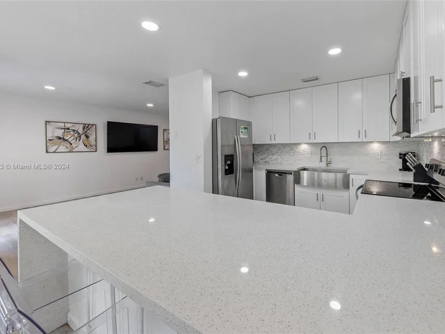 6870 NW 38th Dr, Lauderhill FL 33319