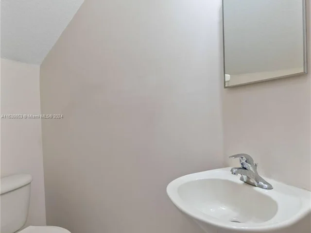 6870 NW 38th Dr, Lauderhill FL 33319