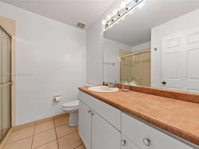 6870 NW 38th Dr, Lauderhill FL 33319