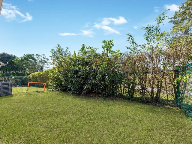 6870 NW 38th Dr, Lauderhill FL 33319