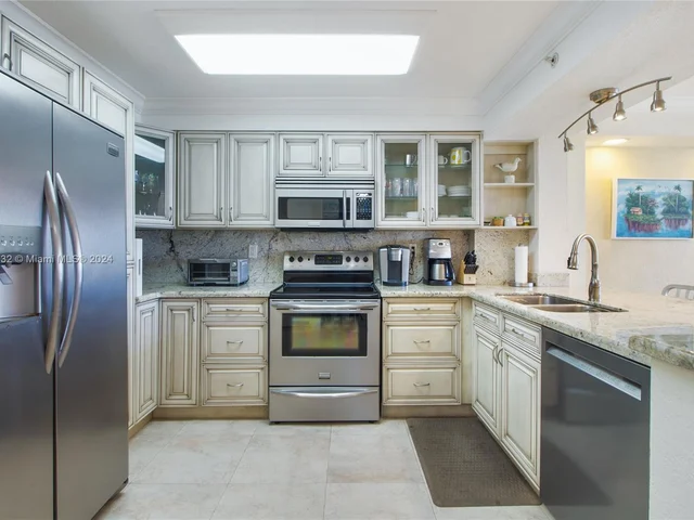 2555 Collins Ave # 809, Miami Beach FL 33140