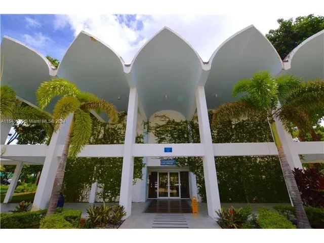 498 NW 165th St Rd # 304, Miami FL 33169