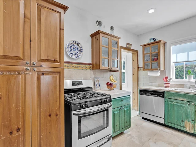 2153 SW 13th St, Miami FL 33145