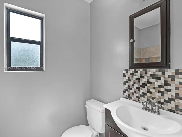 5808 NW 20th St, Margate FL 33063