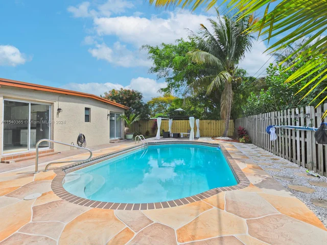 5808 NW 20th St, Margate FL 33063