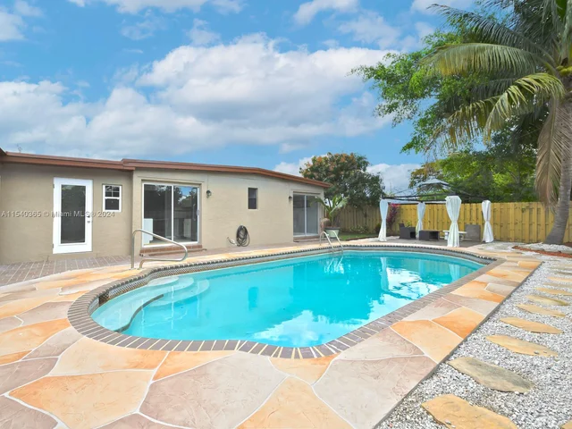 5808 NW 20th St, Margate FL 33063