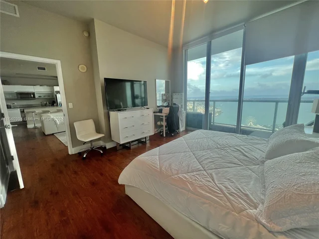 888 Biscayne Blvd # 5504, Miami FL 33132