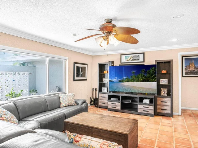 421 SW 18th St, Pompano Beach FL 33060