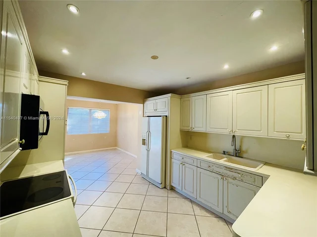 9350 SW 52nd Ter, Miami FL 33165