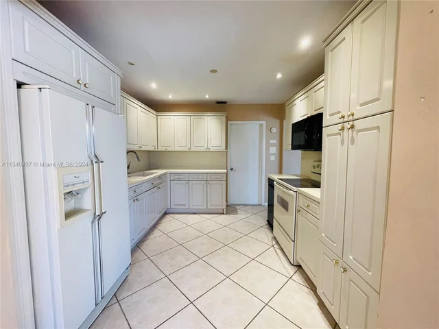 9350 SW 52nd Ter, Miami FL 33165