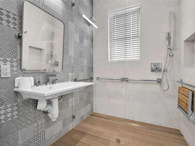 1100 NE 180th Ter, North Miami Beach FL 33162