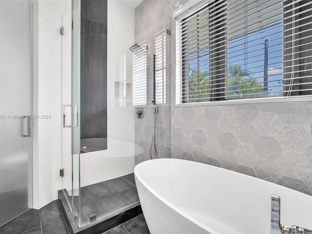 1100 NE 180th Ter, North Miami Beach FL 33162