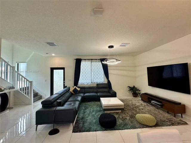 4963 NW 83rd Path, Doral FL 33166