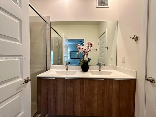 4963 NW 83rd Path, Doral FL 33166