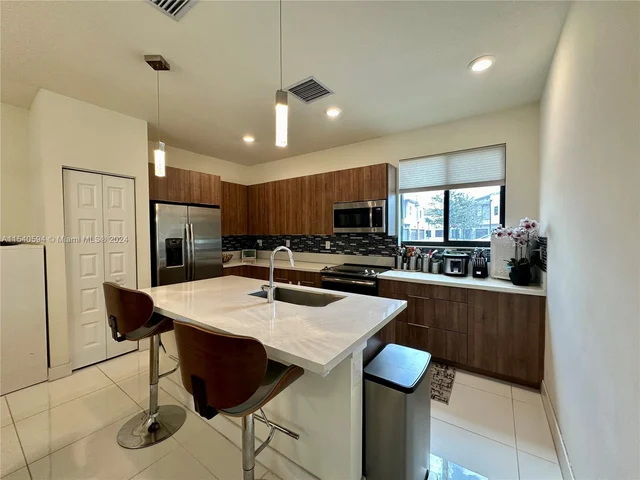 4963 NW 83rd Path, Doral FL 33166