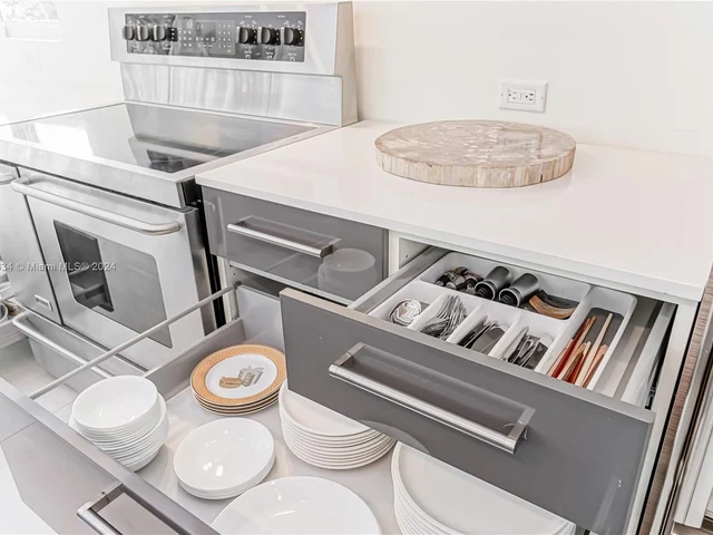 6000 SW 69th Ct, Miami FL 33143