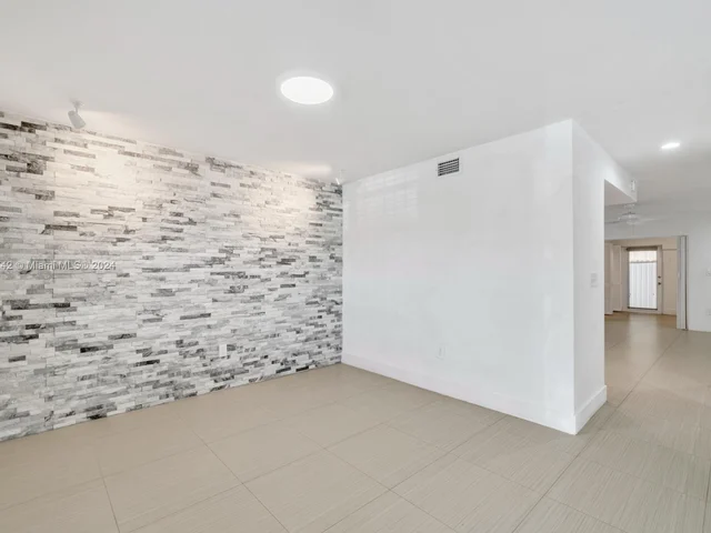 1458 W 39th Pl # 5, Hialeah FL 33012