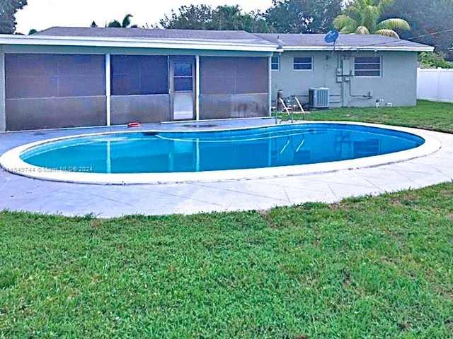 4712 NW 4th St, Plantation FL 33317