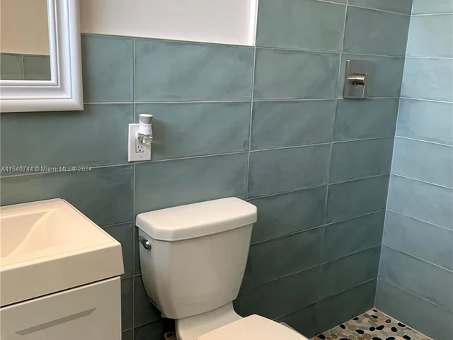 4712 NW 4th St, Plantation FL 33317