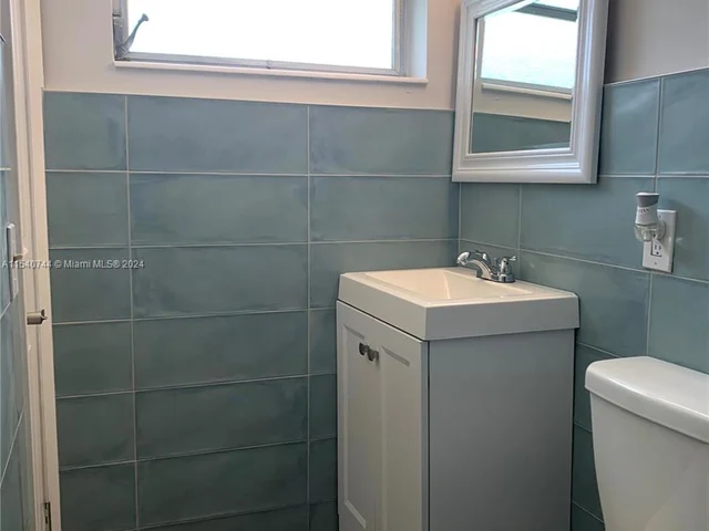 4712 NW 4th St, Plantation FL 33317