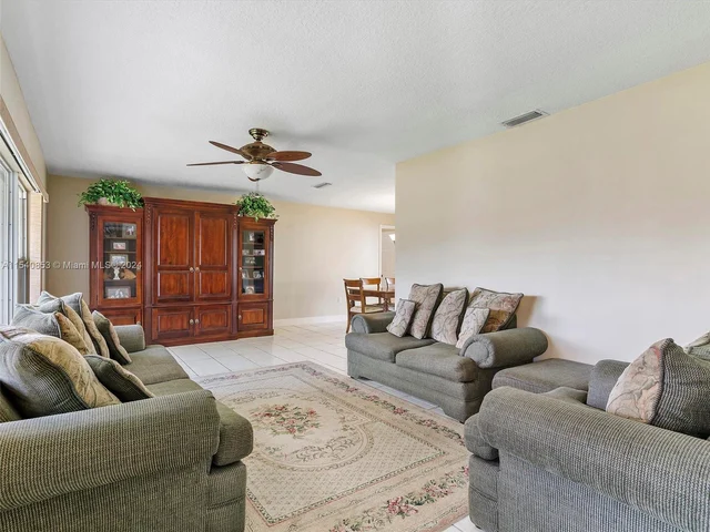 8811 NW 6th St, Pembroke Pines FL 33024