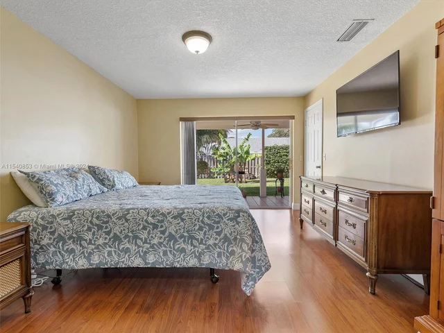 8811 NW 6th St, Pembroke Pines FL 33024