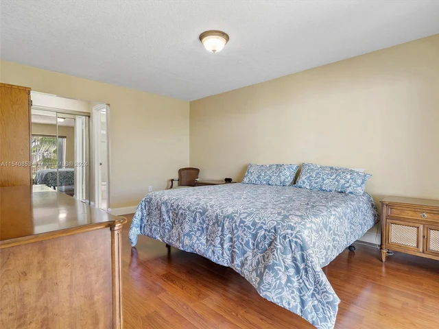 8811 NW 6th St, Pembroke Pines FL 33024