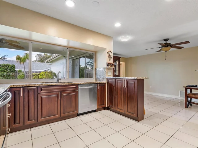 8811 NW 6th St, Pembroke Pines FL 33024