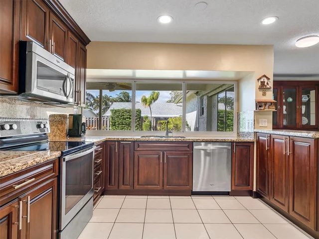 8811 NW 6th St, Pembroke Pines FL 33024